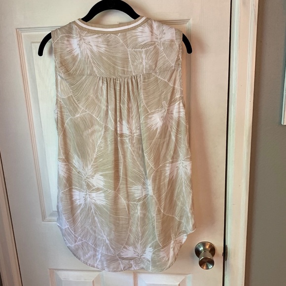 Liz Claiborne Tan Palm Print Sleeveless Blouse - Picture 2 of 6